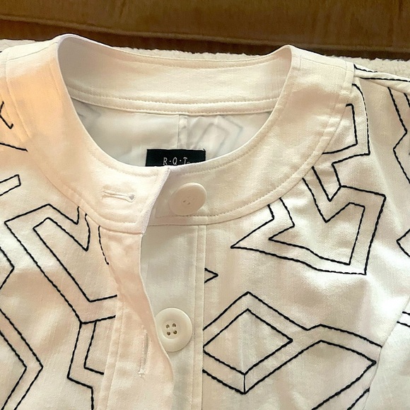 Women's White & Black Geometric Print (Size Medium) 3/4 Length Sleeve Jacket - Picture 3 of 10